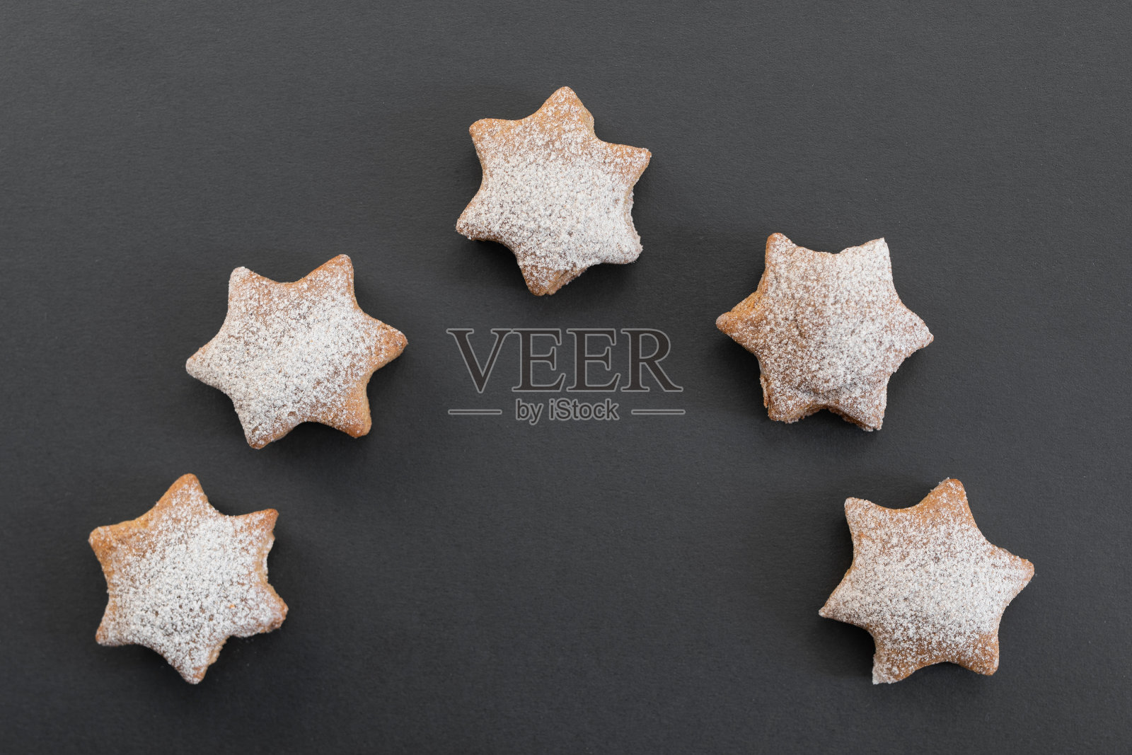 撒上糖粉的星形圣诞饼干照片摄影图片
