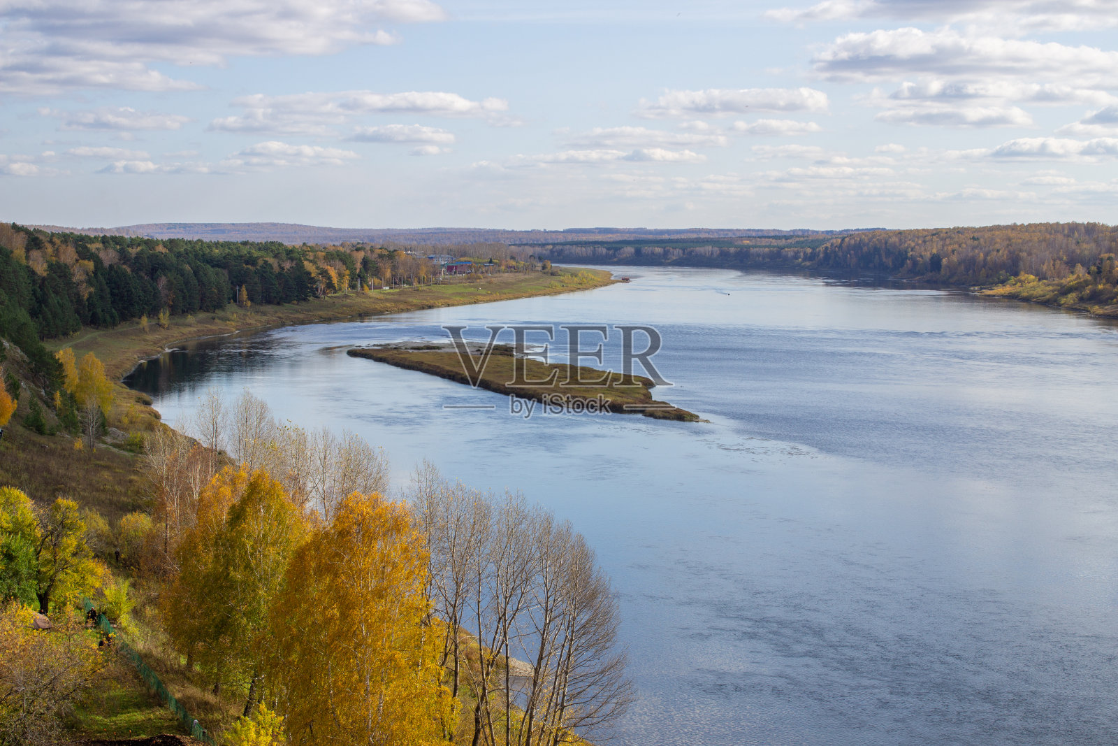 美丽的，宽阔的河林间秋色。照片摄影图片