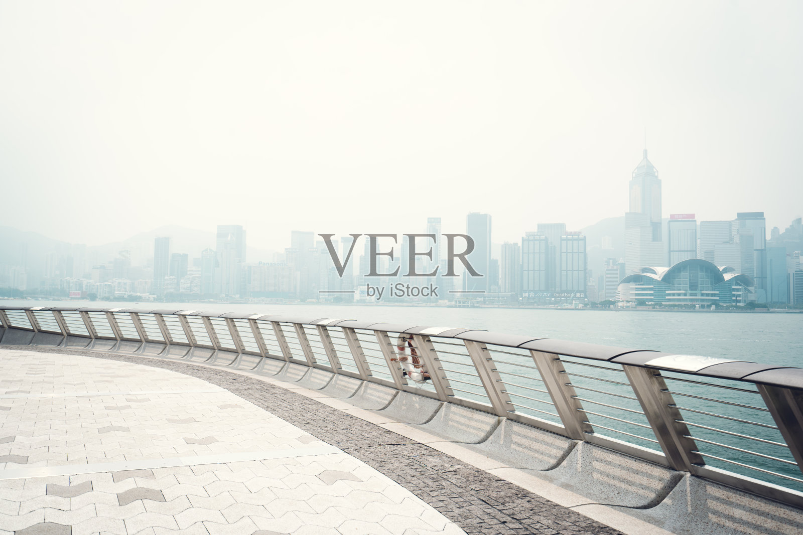 在雾天观看城市建筑照片摄影图片