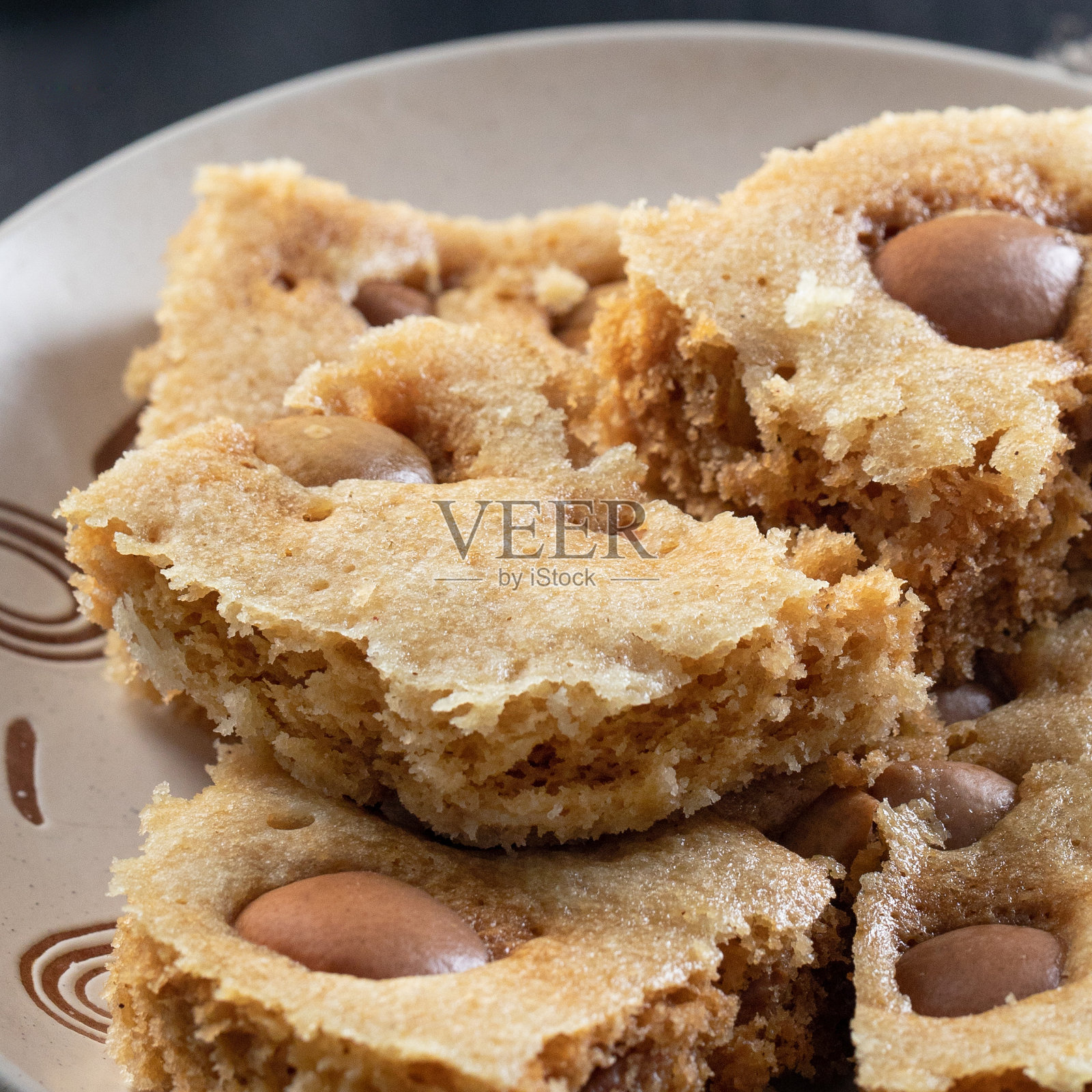 自制牛奶蛋糕。牛奶和面包。牛奶饼干蛋糕饼干。照片摄影图片