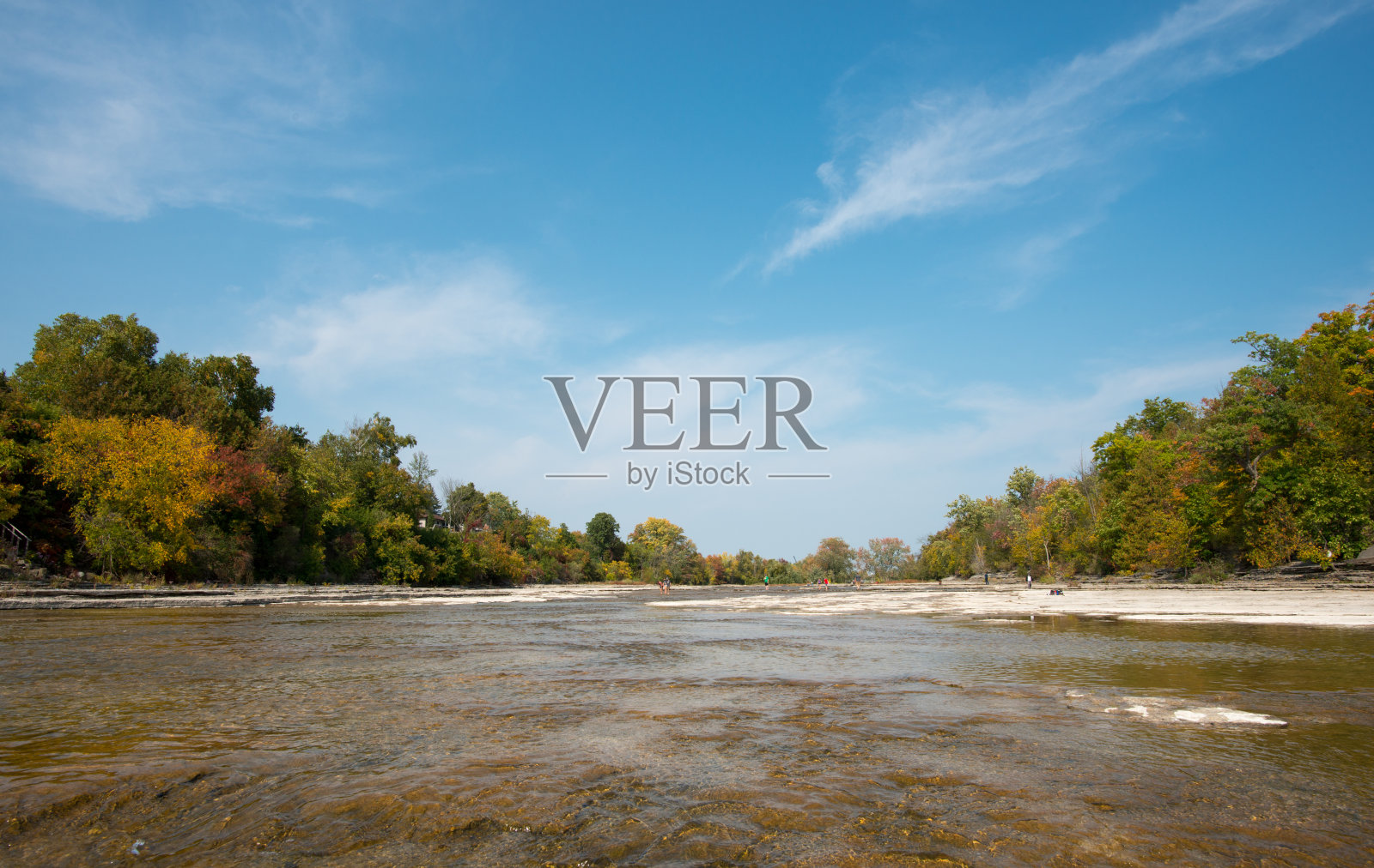 暴露岩石河床的范尼瀑布在特伦特河，在加拿大的坎贝尔福德小镇照片摄影图片