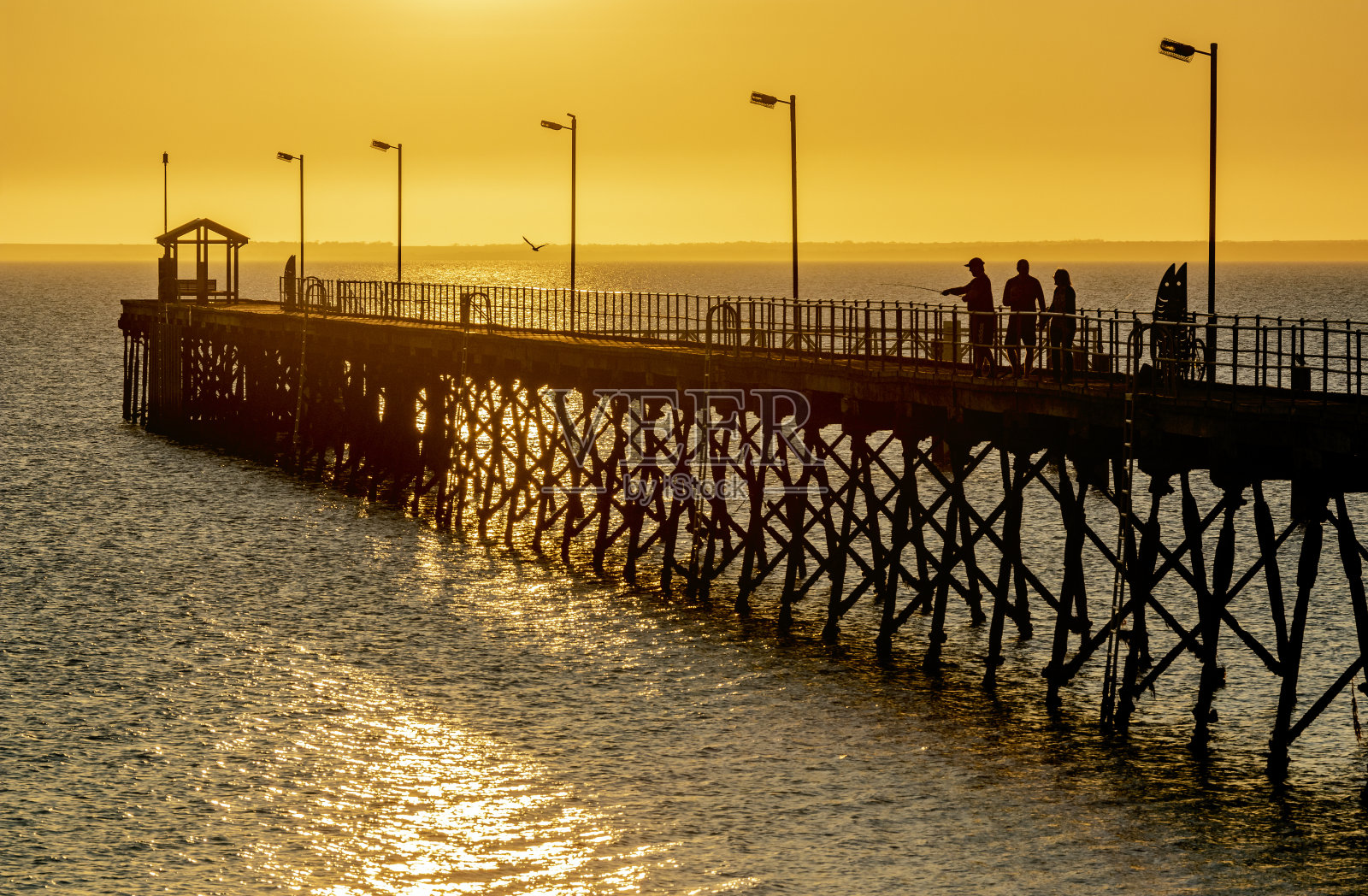 塞杜纳码头在日落闪烁-远摄视图照片摄影图片