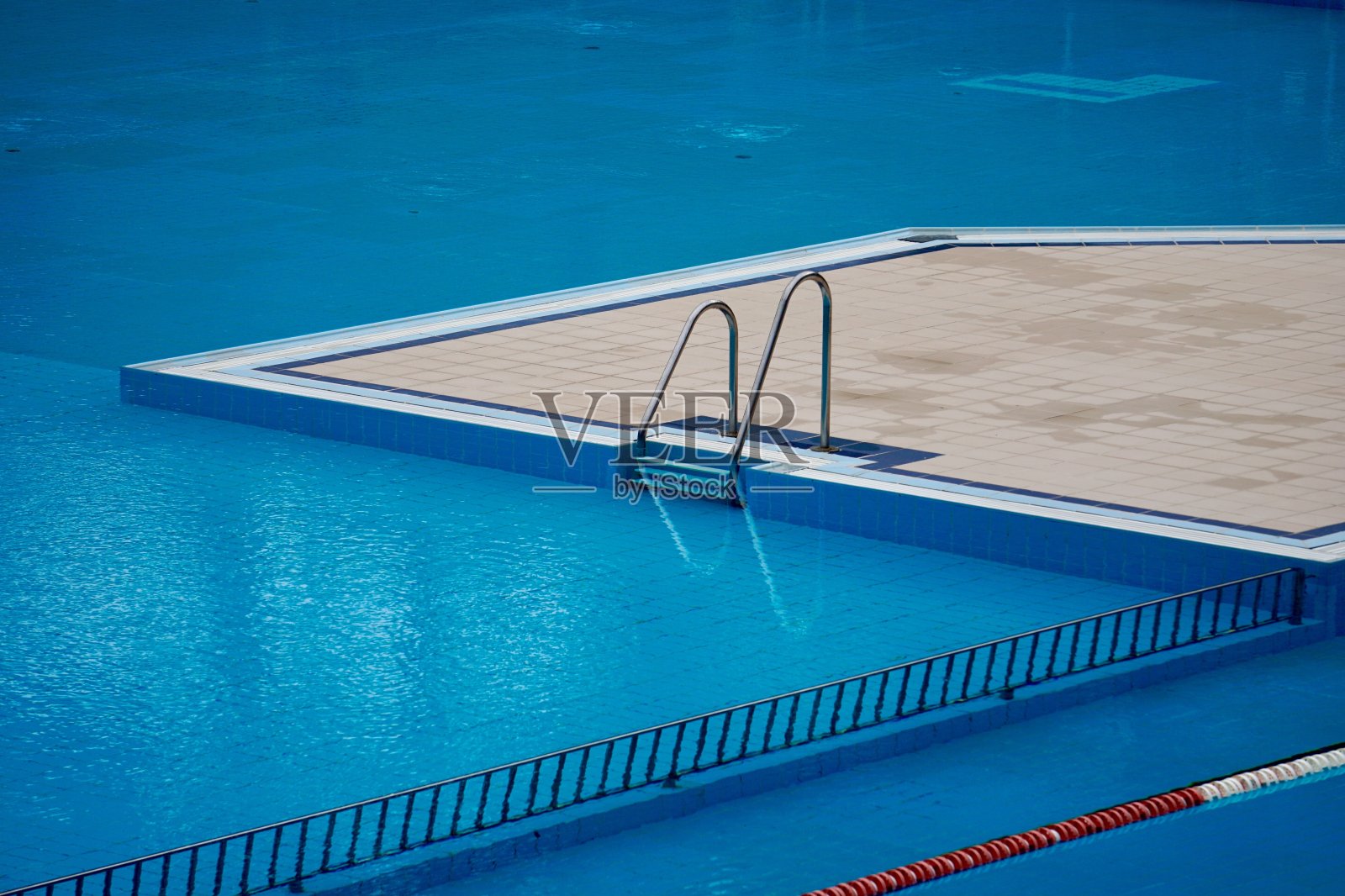 空的比赛池，蓝色的水，夏季照片摄影图片