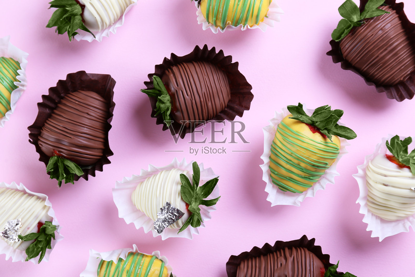 漂亮的巧克力浆果甜点。照片摄影图片