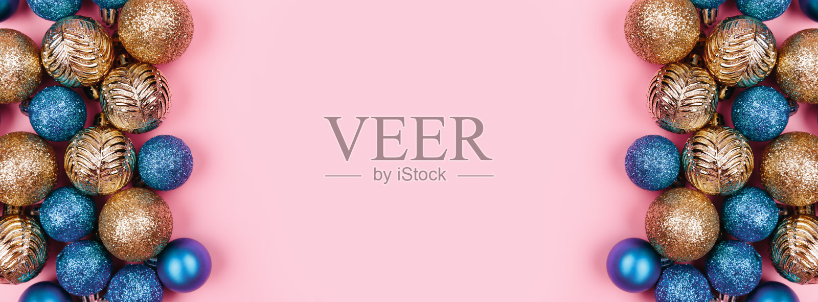 圣诞作文横幅。淡粉色背景上的金蓝色装饰。圣诞节，冬天，新年的概念。平铺，俯视图，拷贝空间照片摄影图片