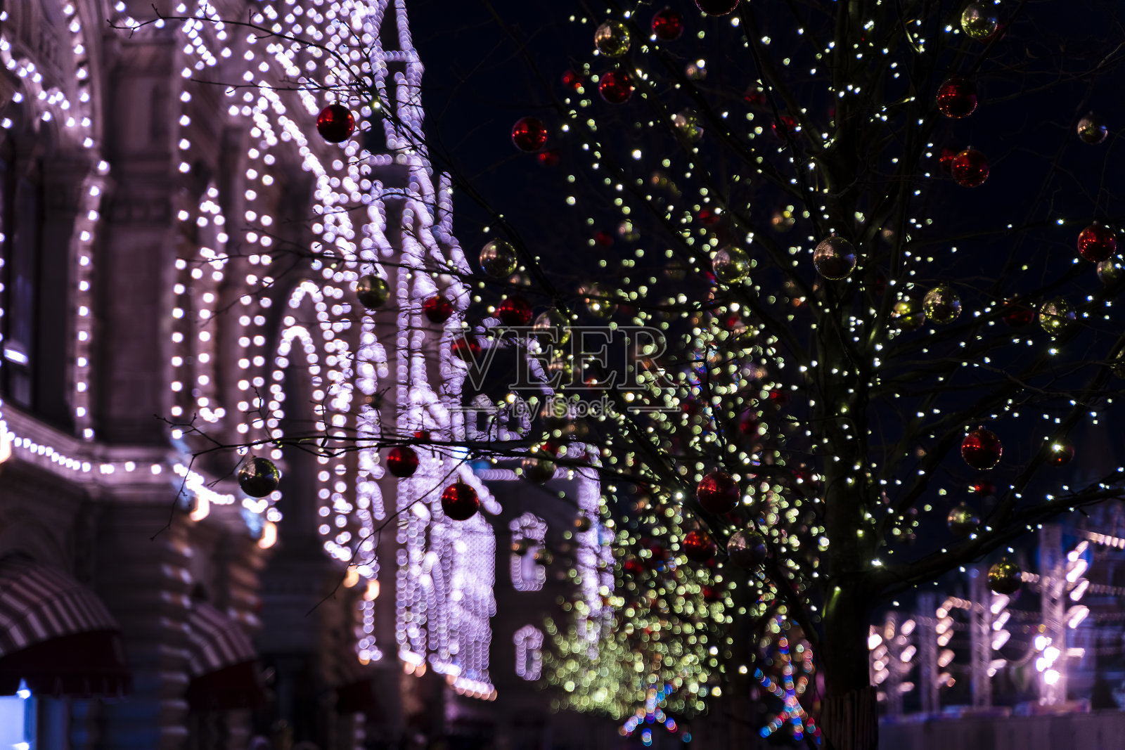 新年和圣诞节晚上的灯光装饰照片摄影图片