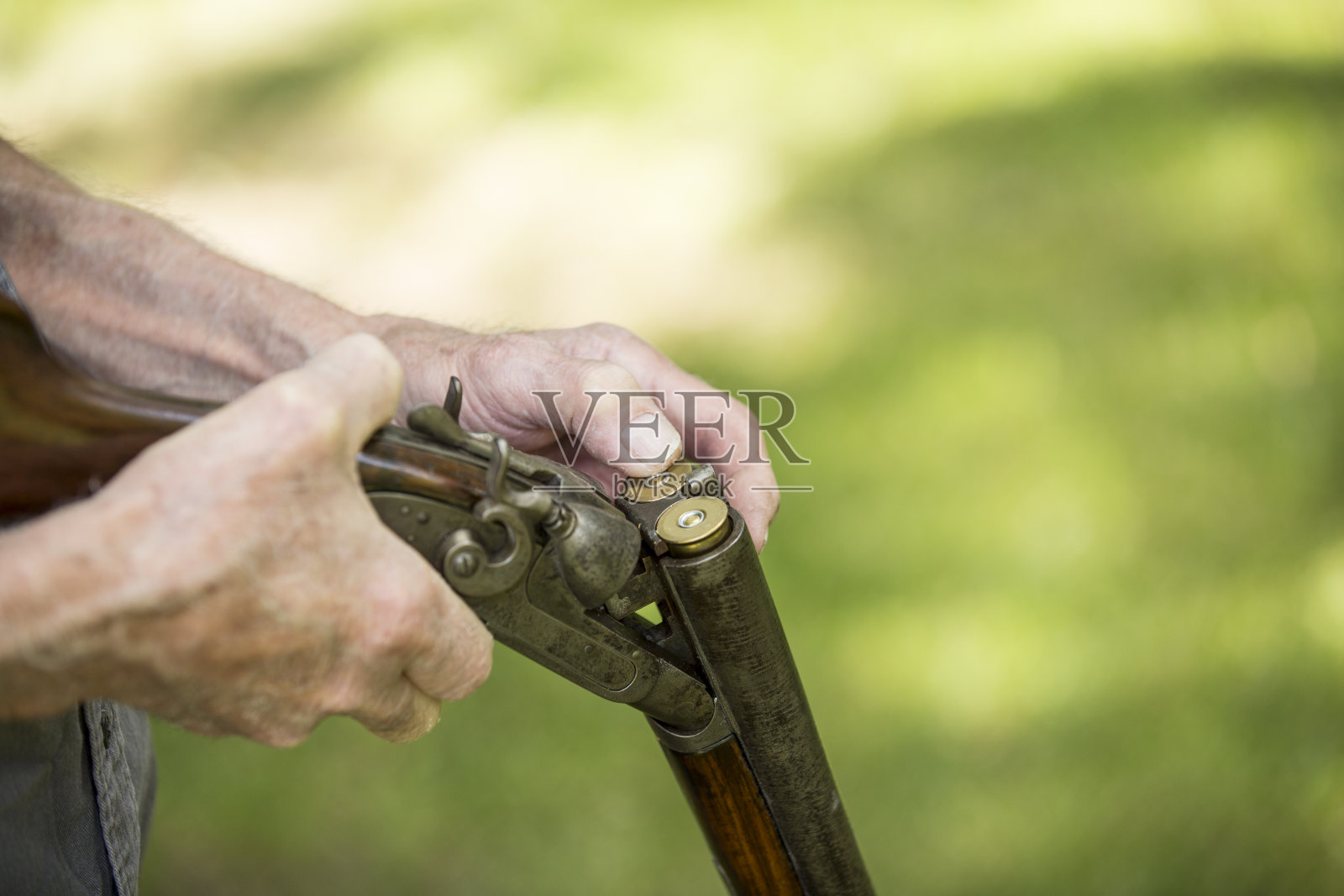 西方风格的弹药和枪支照片摄影图片