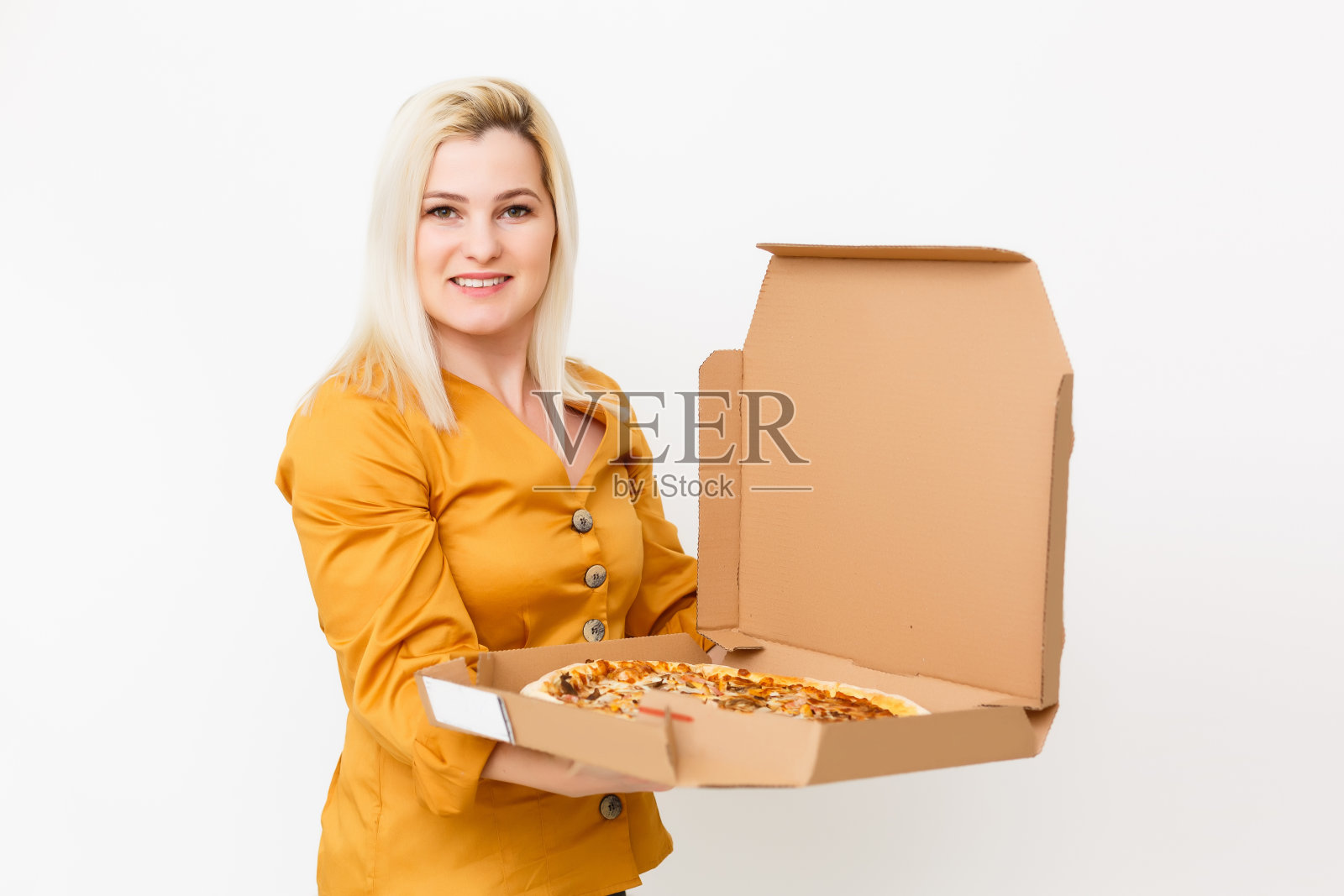 金发美女在吃披萨照片摄影图片