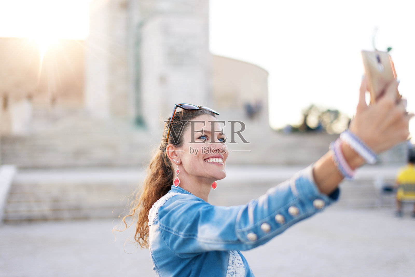 快乐的都市女性在城市著名的地方自拍照片摄影图片