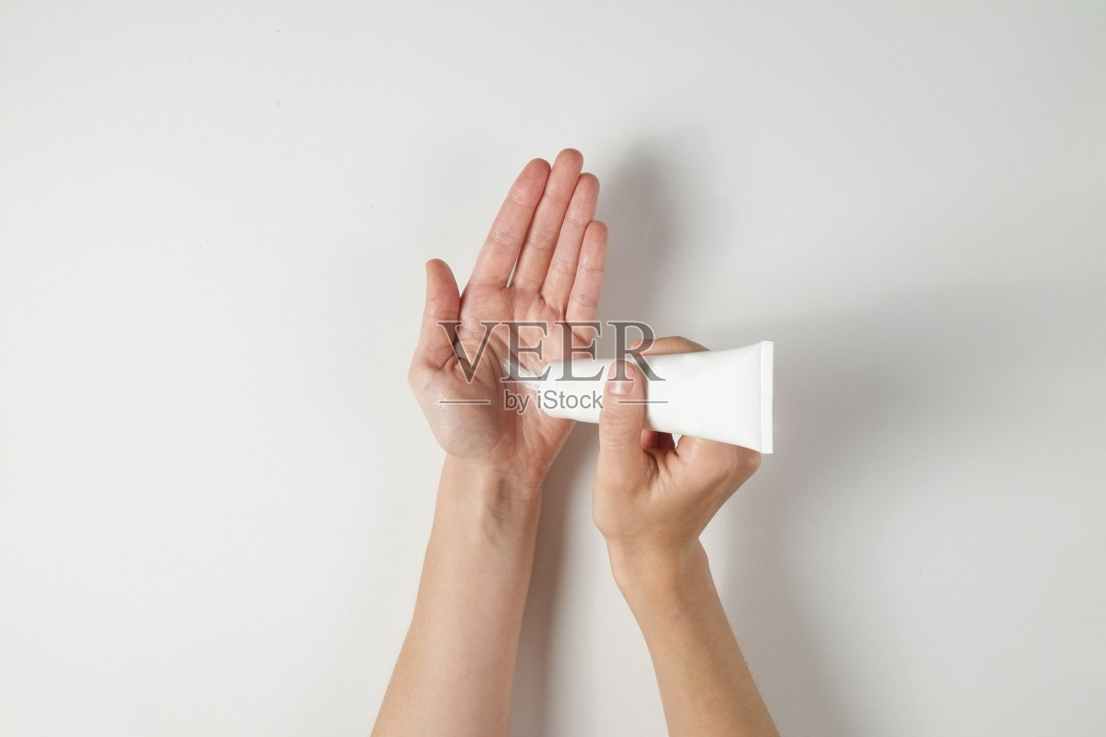 顶部视图的手与霜。照片摄影图片