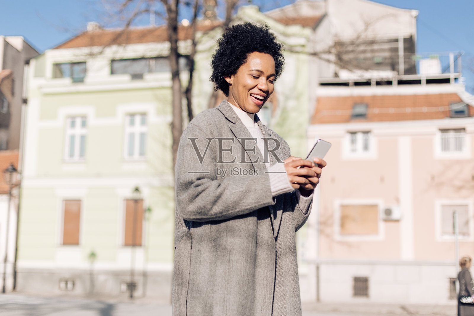 健康的年轻女子看起来很满意照片摄影图片