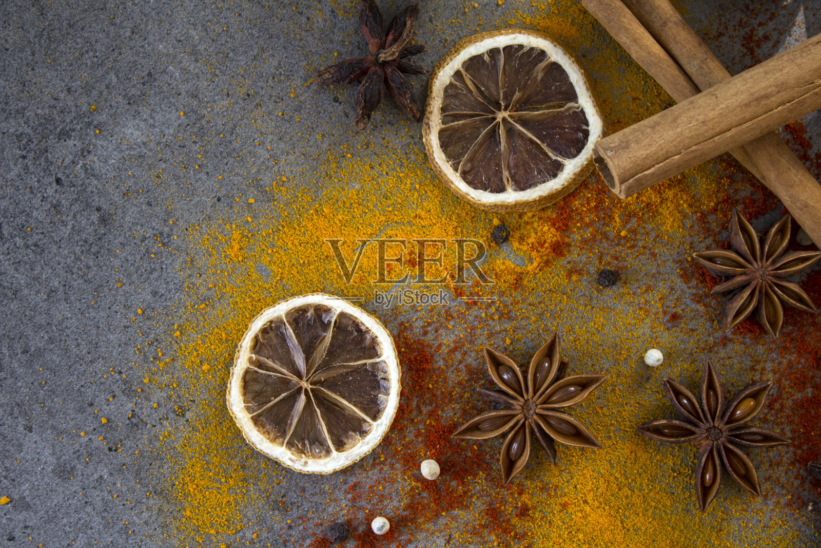 桌子上的香料：姜黄粉和辣椒粉照片摄影图片