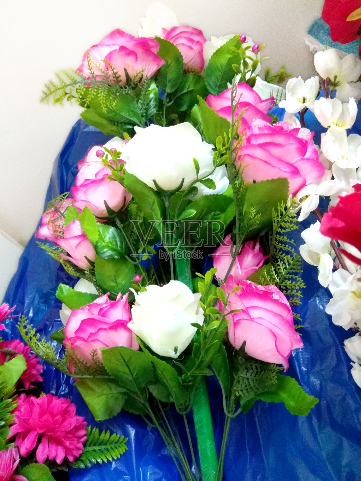 一种颜色鲜艳美丽的塑料花照片摄影图片