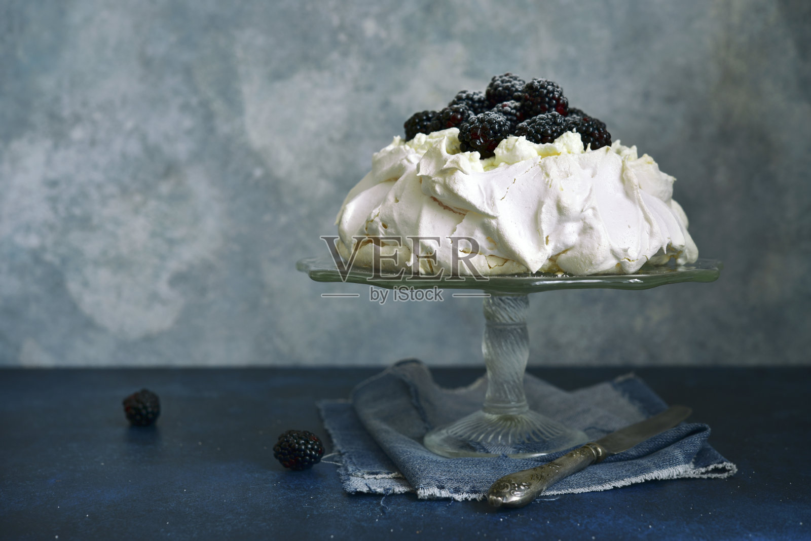 美味的自制蛋白蛋糕“Pavlova”与新鲜的黑莓照片摄影图片