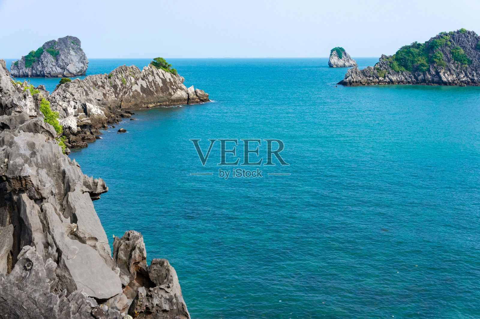 美丽的蔚蓝的水。猴岛位于下龙湾内照片摄影图片