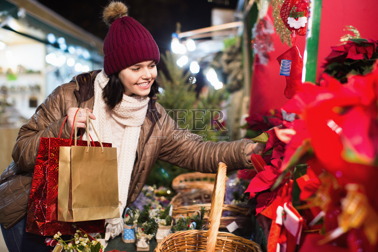 在圣诞市场上买花的女孩照片摄影图片