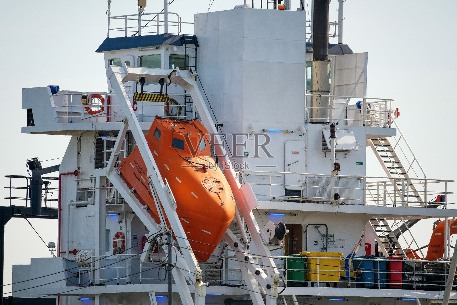 一艘大船上的橙色救生艇照片摄影图片