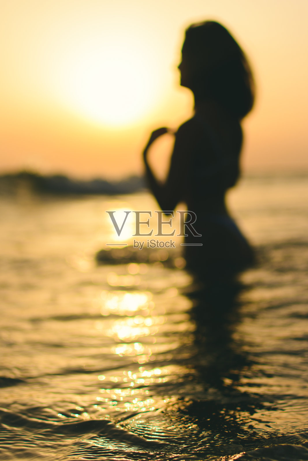 女孩失去焦点，水淹到腰部照片摄影图片