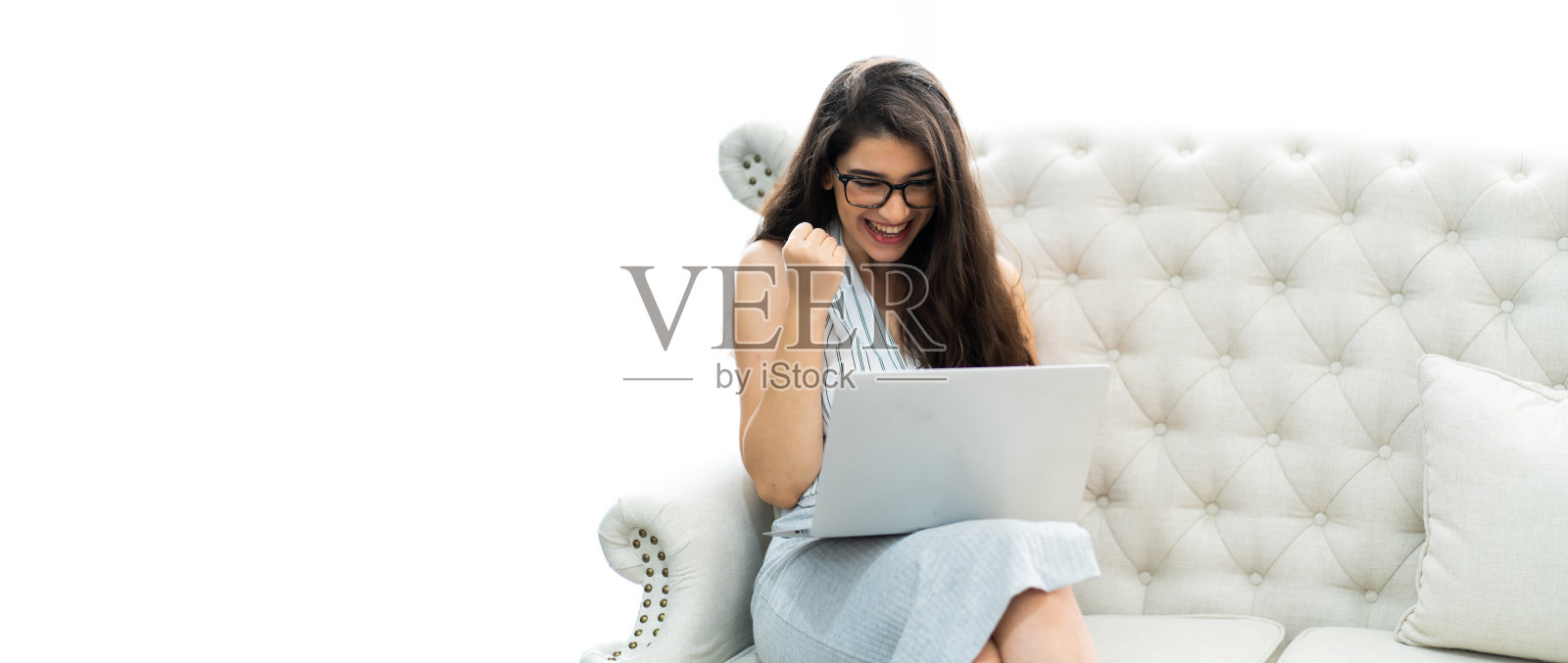 年轻的白人女人快乐愉快的工作和检查笔记本电脑上的邮箱照片摄影图片