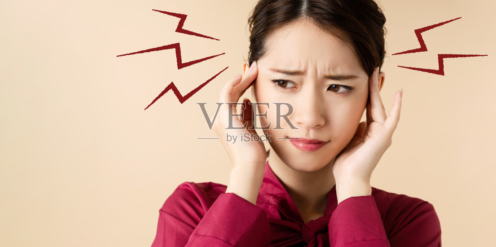 年轻女子头痛。照片摄影图片