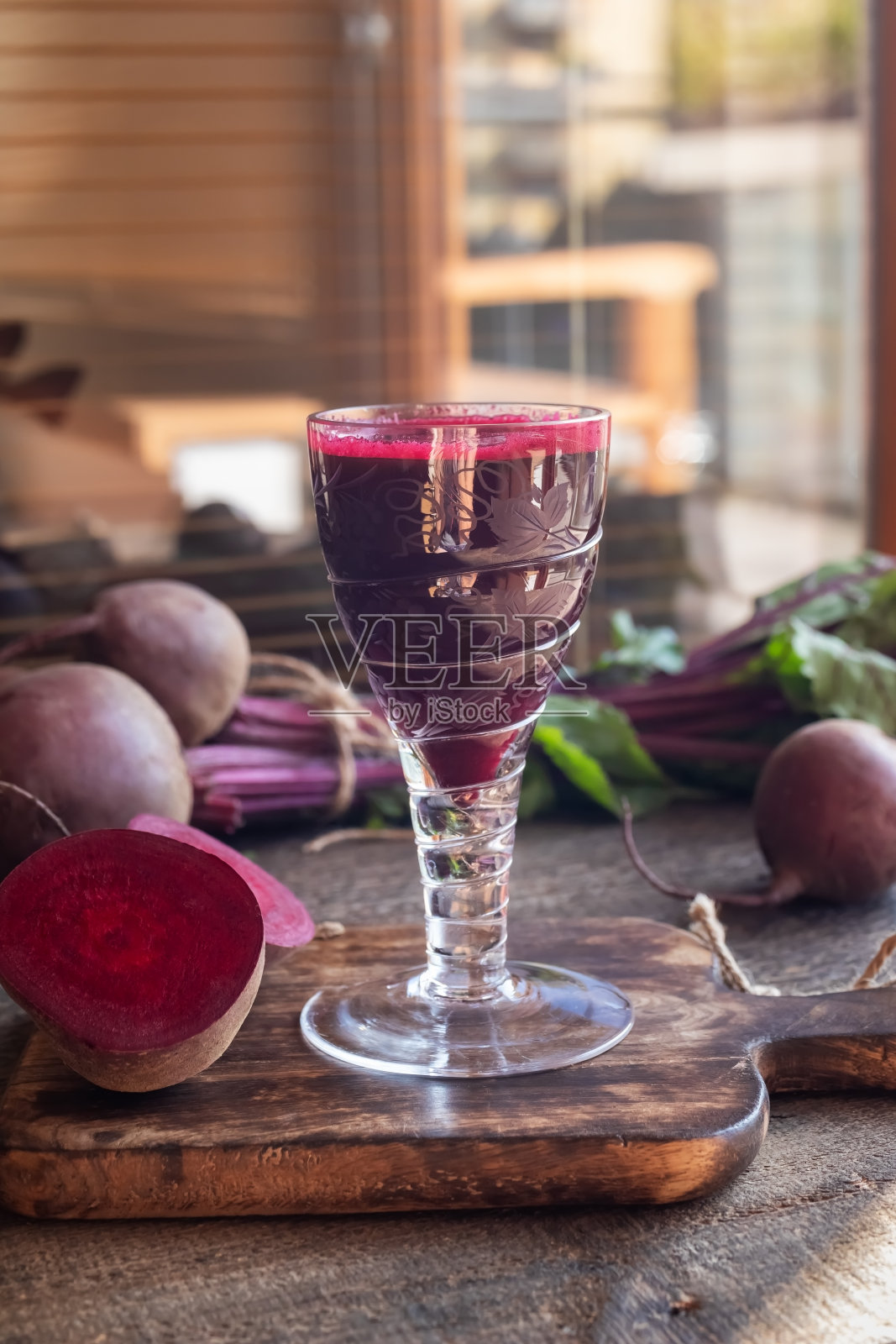 桌上放着红甜菜汁照片摄影图片