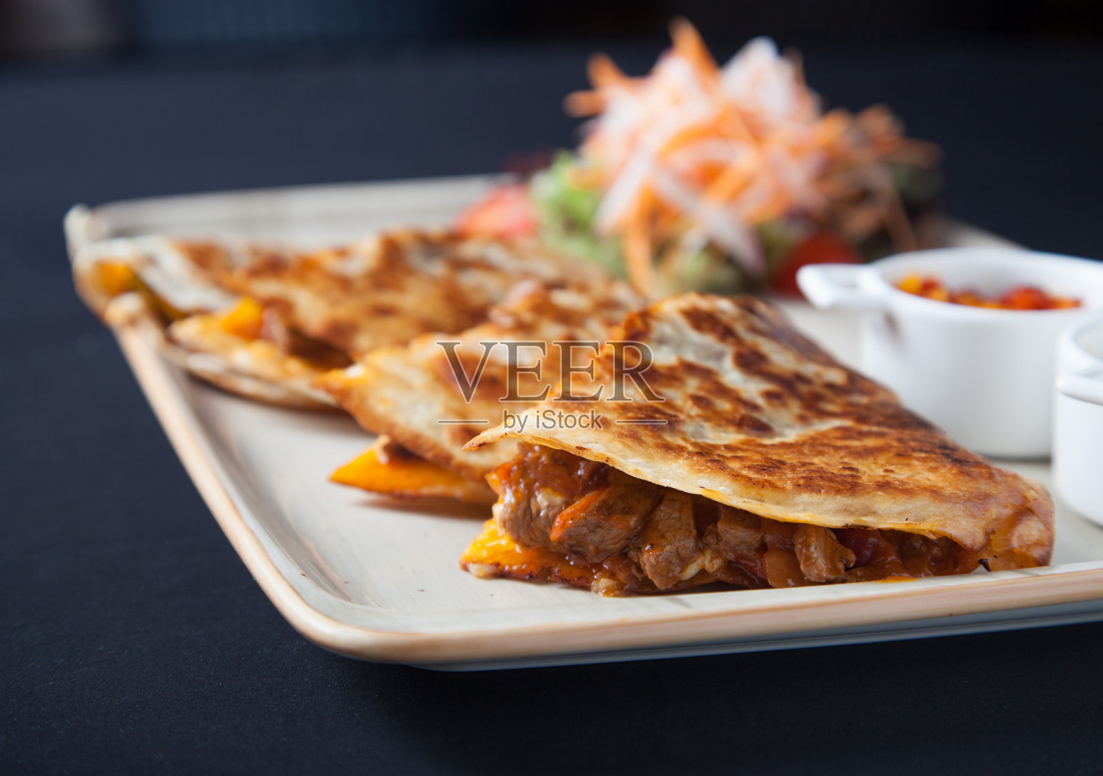 墨西哥粉饼，沙拉和酱面照片摄影图片