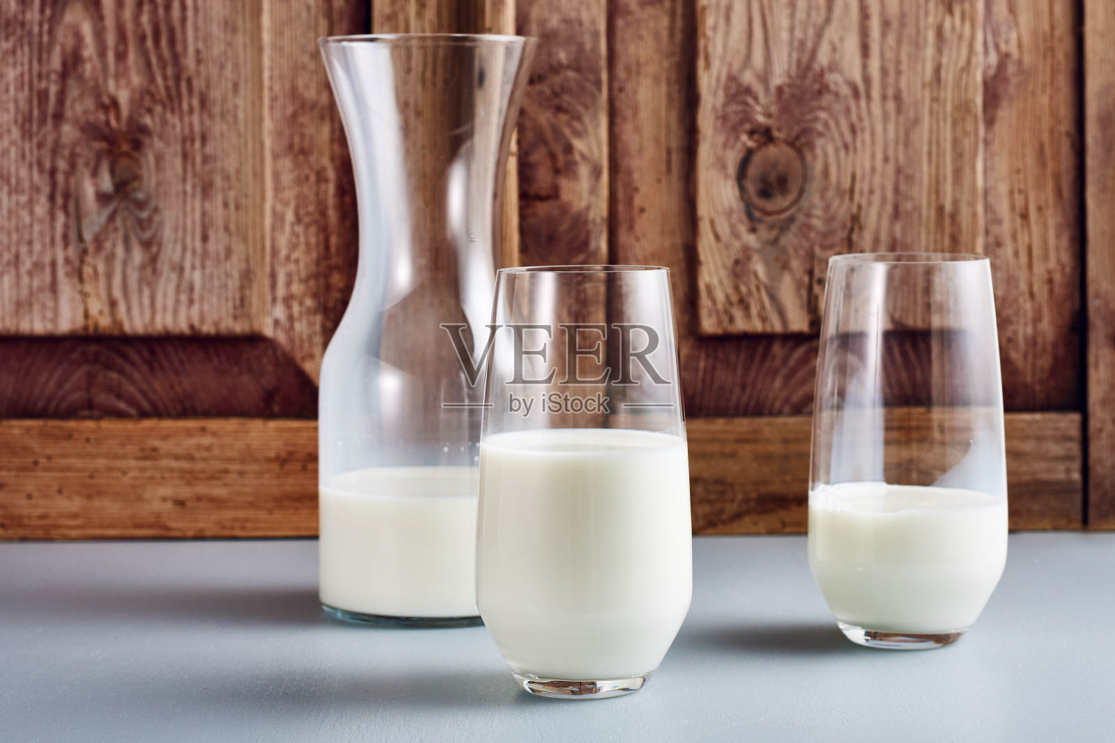 瓶子和两杯牛奶。照片摄影图片