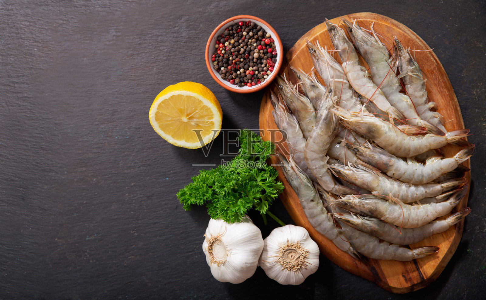 新鲜的虾和烹饪原料，俯视图照片摄影图片