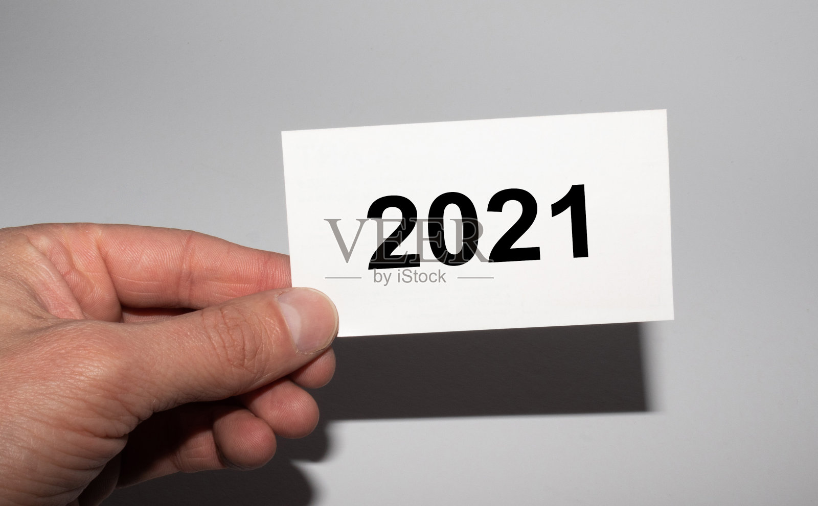 2021年卡片上的信息，商人手中。照片摄影图片