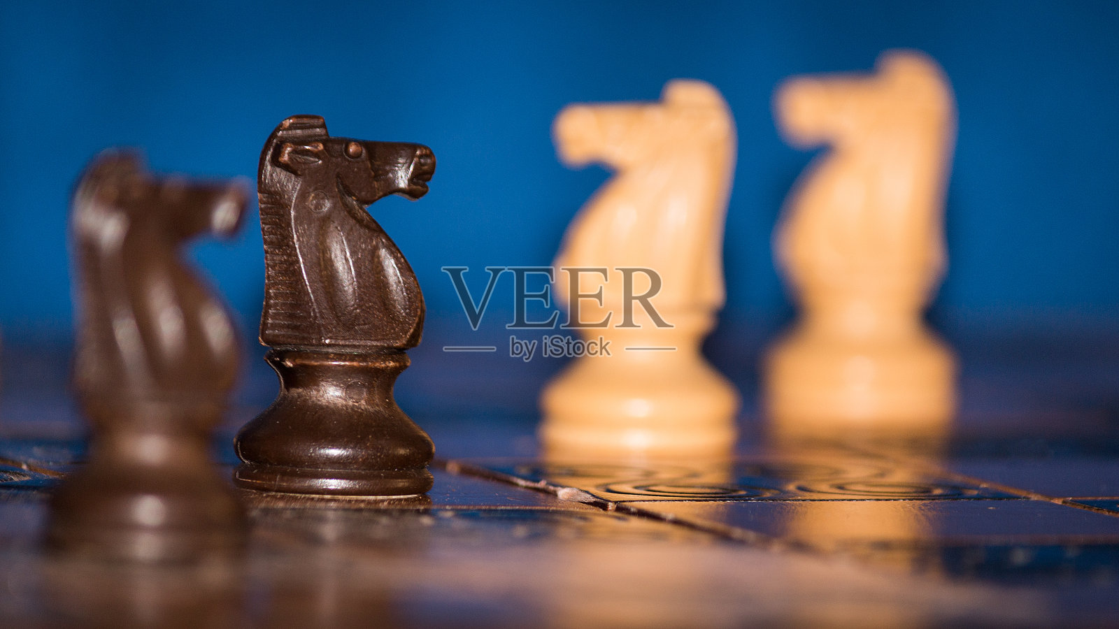 在棋盘上拍摄的象棋照片摄影图片