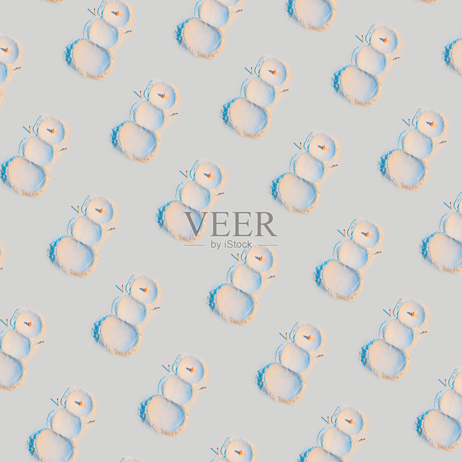 用面粉、胡萝卜和火柴做成的雪人。新年概念明信片2021。照片摄影图片