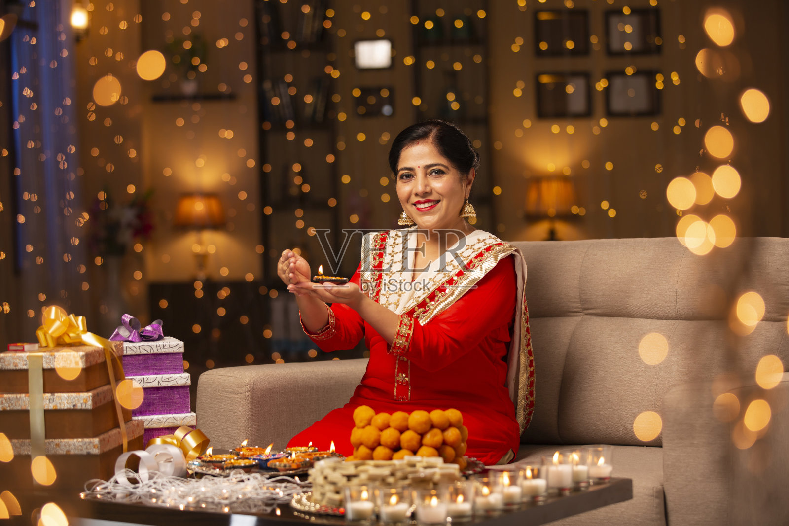 女人排灯节庆祝-库存照片照片摄影图片