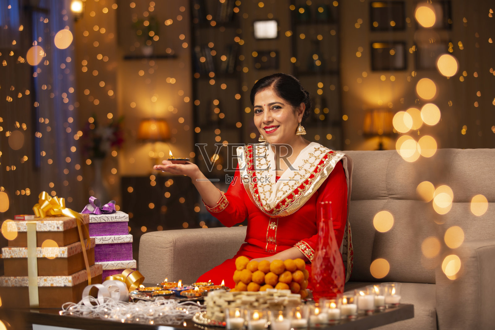 女人排灯节庆祝-库存照片照片摄影图片