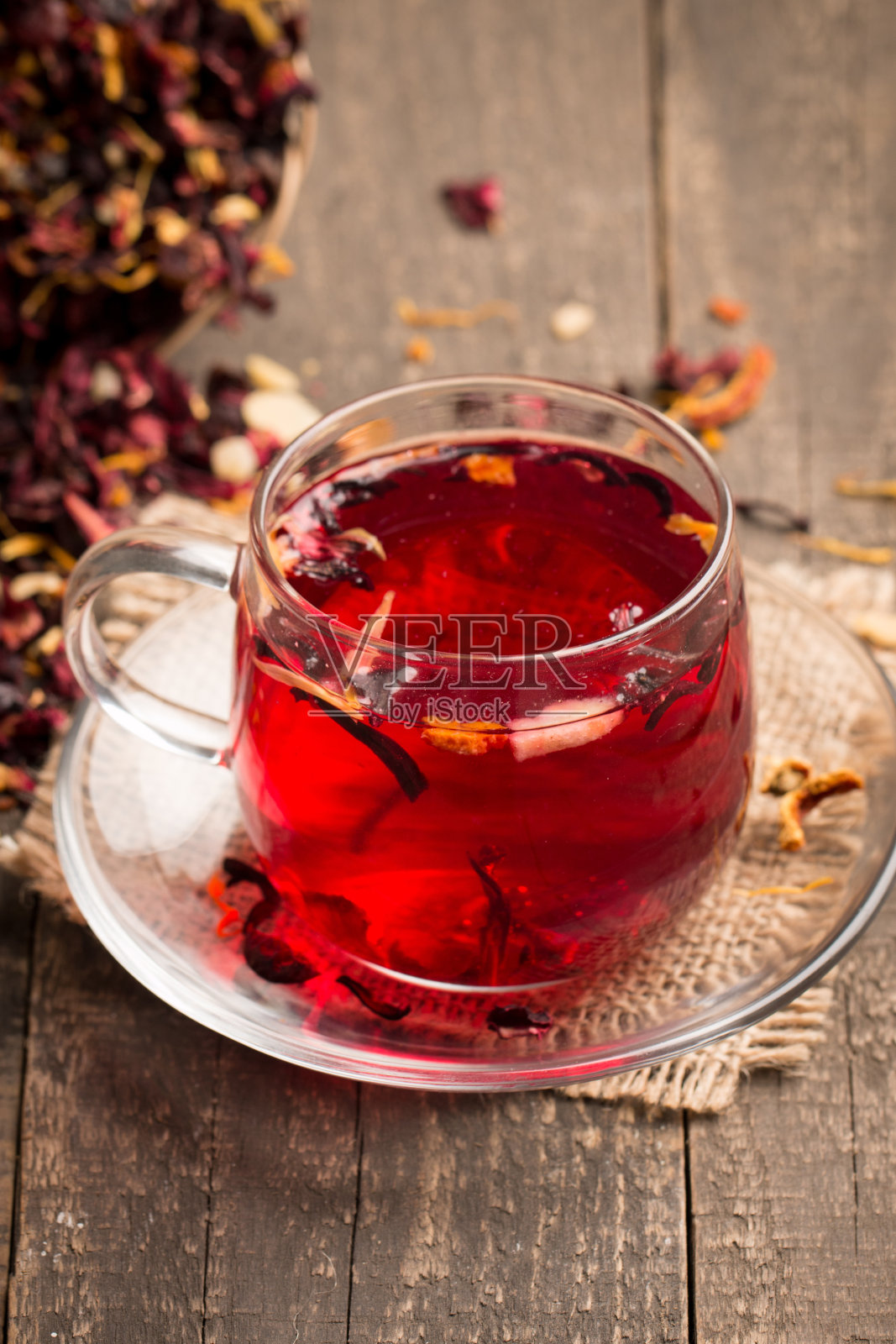 一杯新鲜的红茶在木制的背景照片摄影图片