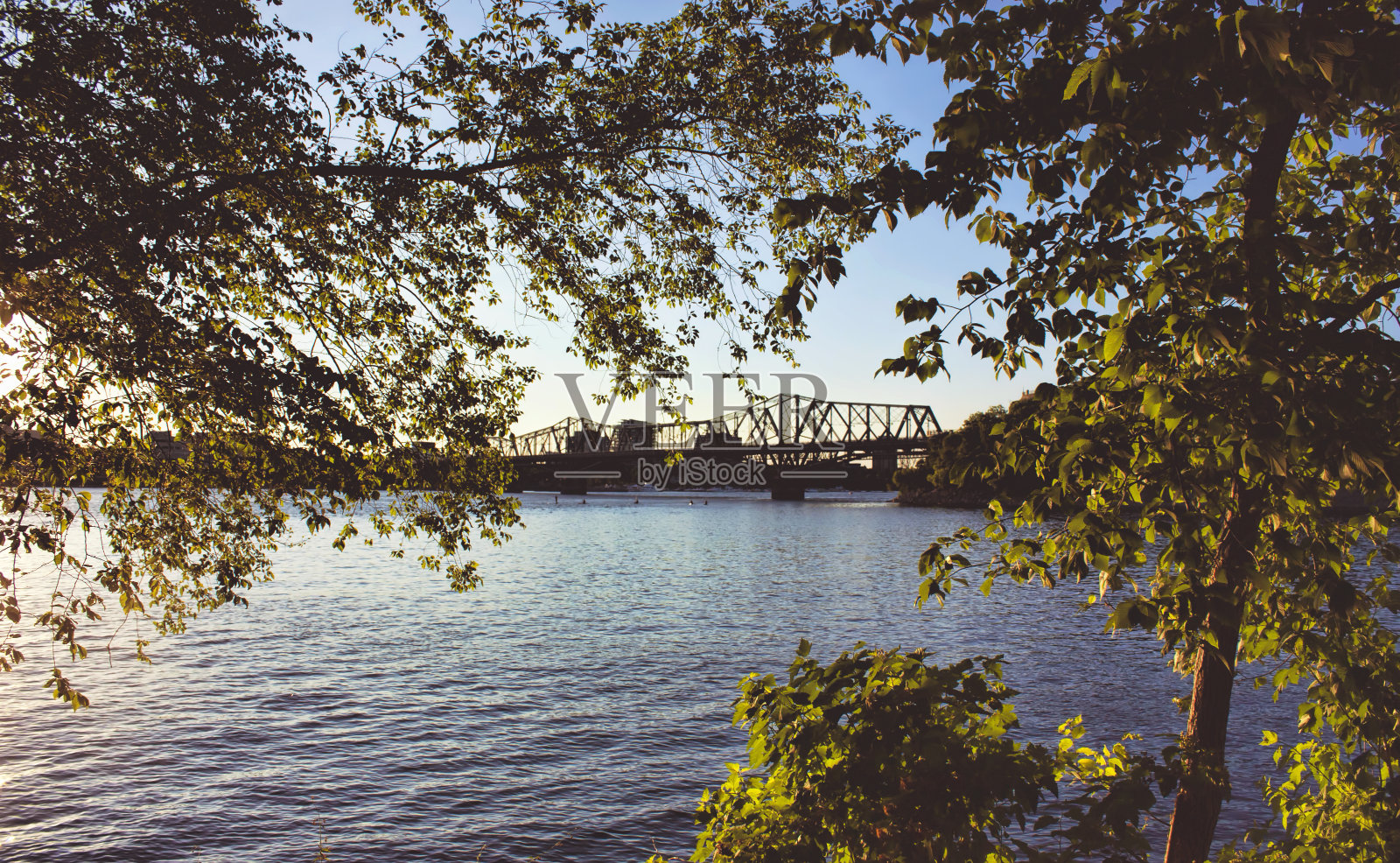 横跨里多河的大桥照片摄影图片