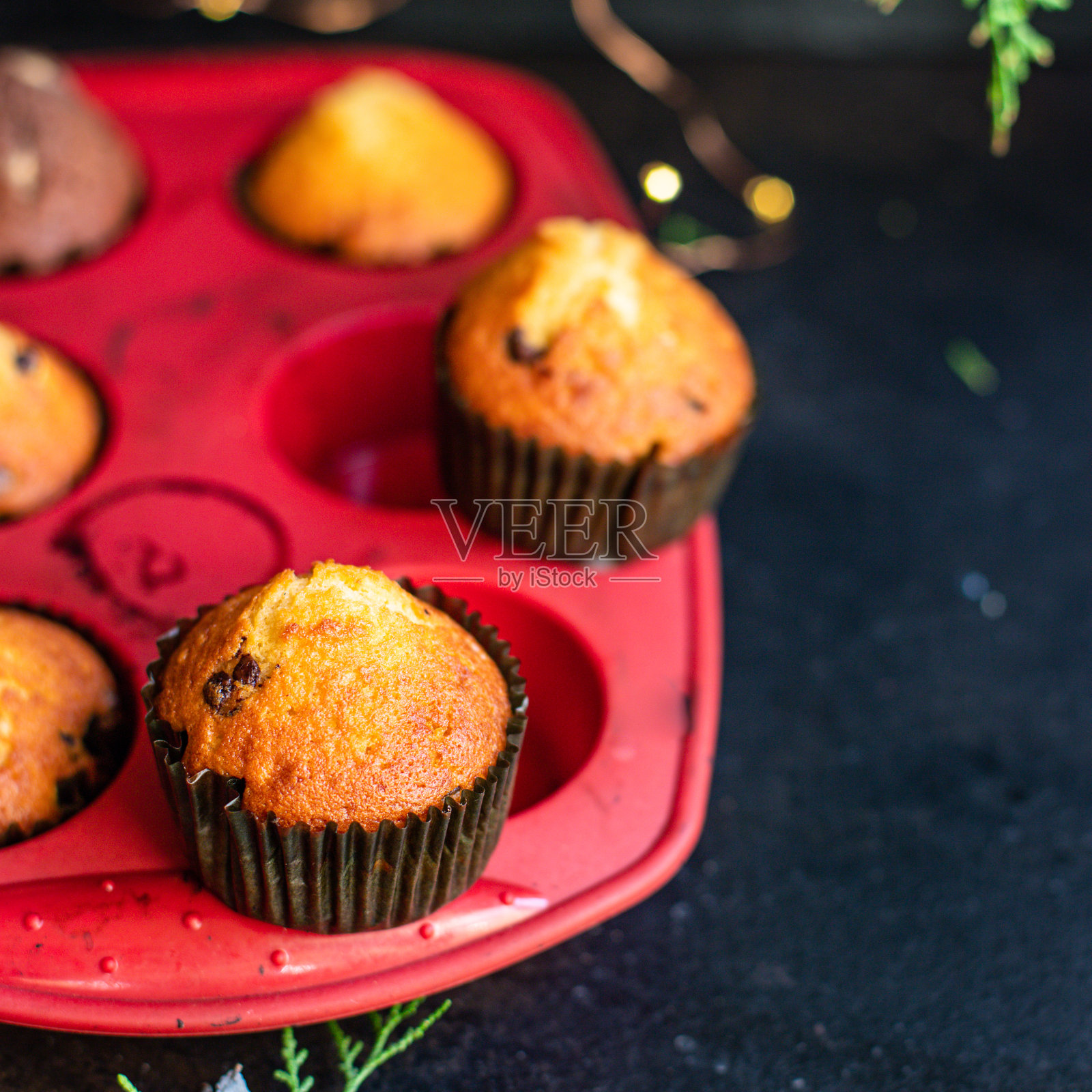 圣诞灯光下自制烘焙玛芬蛋糕照片摄影图片