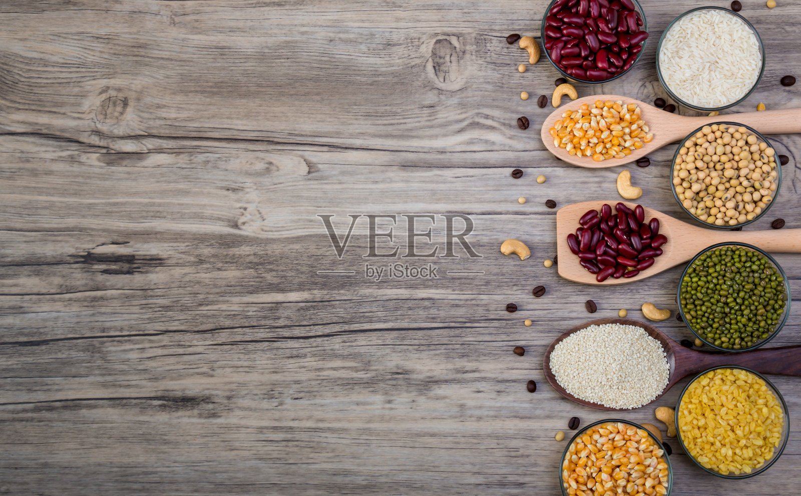 谷物、种子、豆类在木质背景上。全谷物和豆类。谷物和豆类。不同的干豆类食物，吃得健康照片摄影图片