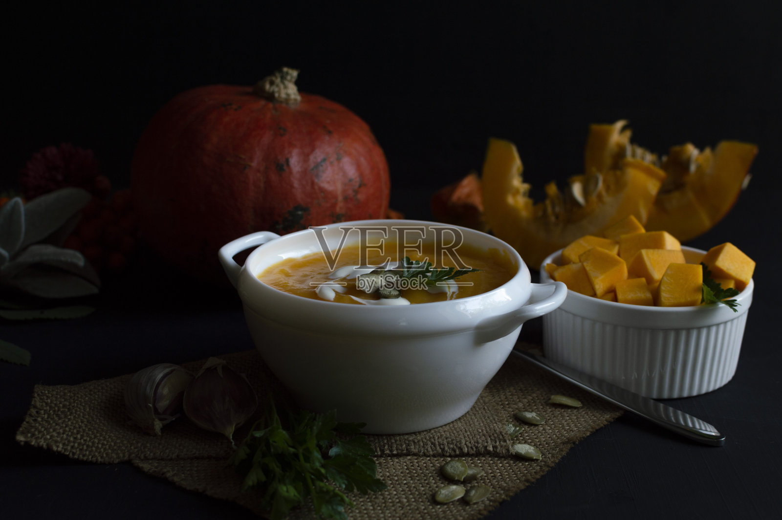 素食秋南瓜籽奶油汤照片摄影图片