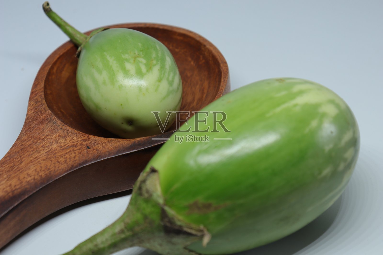 鲜生切片绿色茄子茄子或茄子孤立在白色背景照片摄影图片