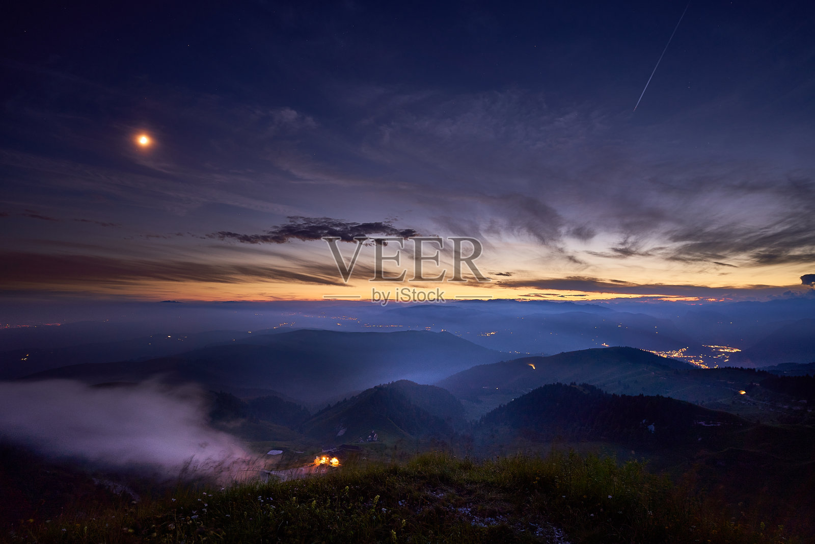 在寻找Neowise彗星时，意大利格拉帕山顶的星空照片摄影图片