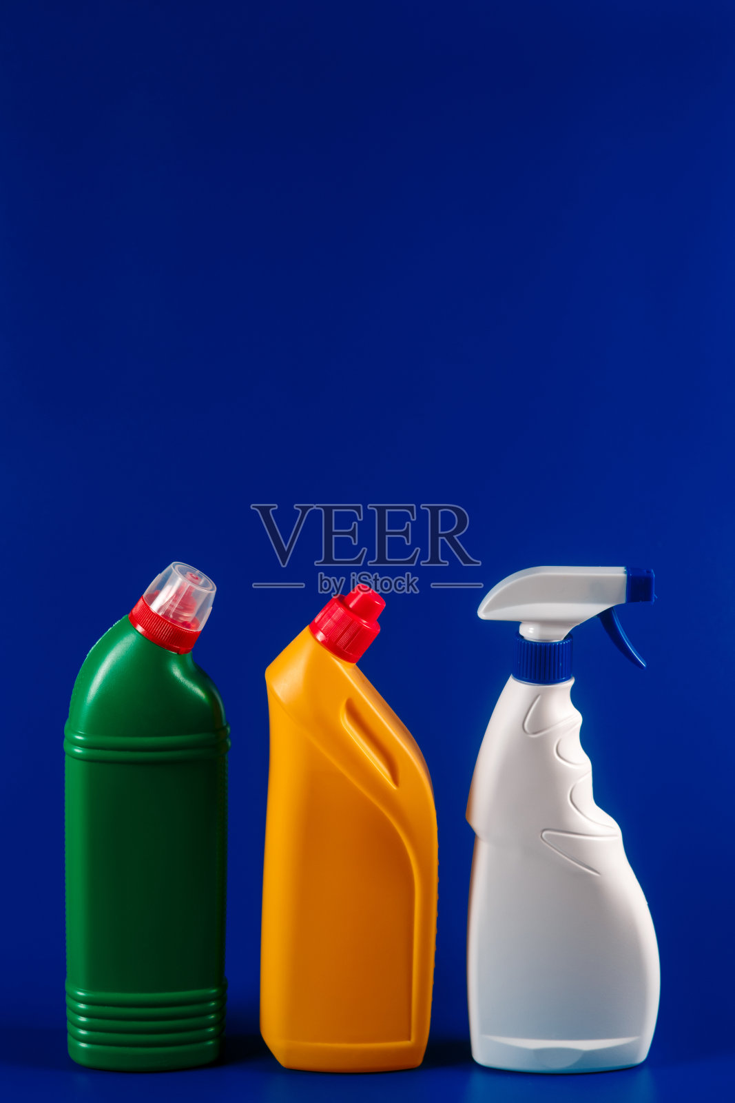 不同颜色的瓶子和洗涤剂在蓝色的背景照片摄影图片