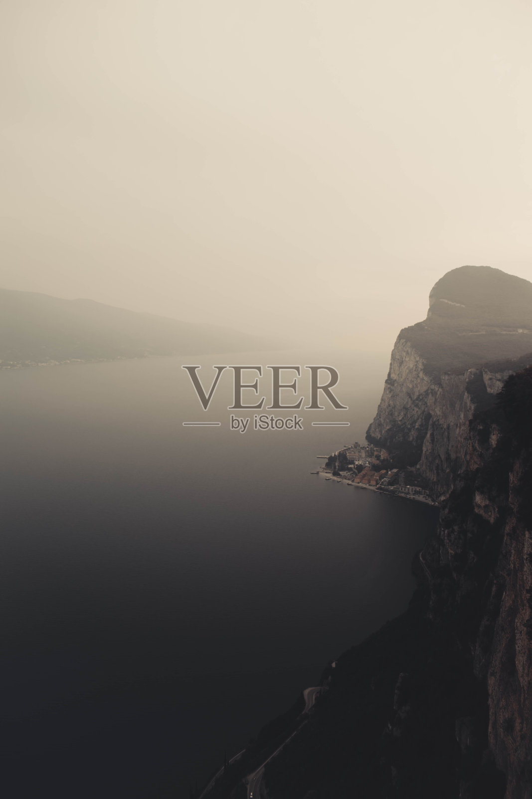 从terrazza del brivido可以看到加尔达湖的美丽景色照片摄影图片