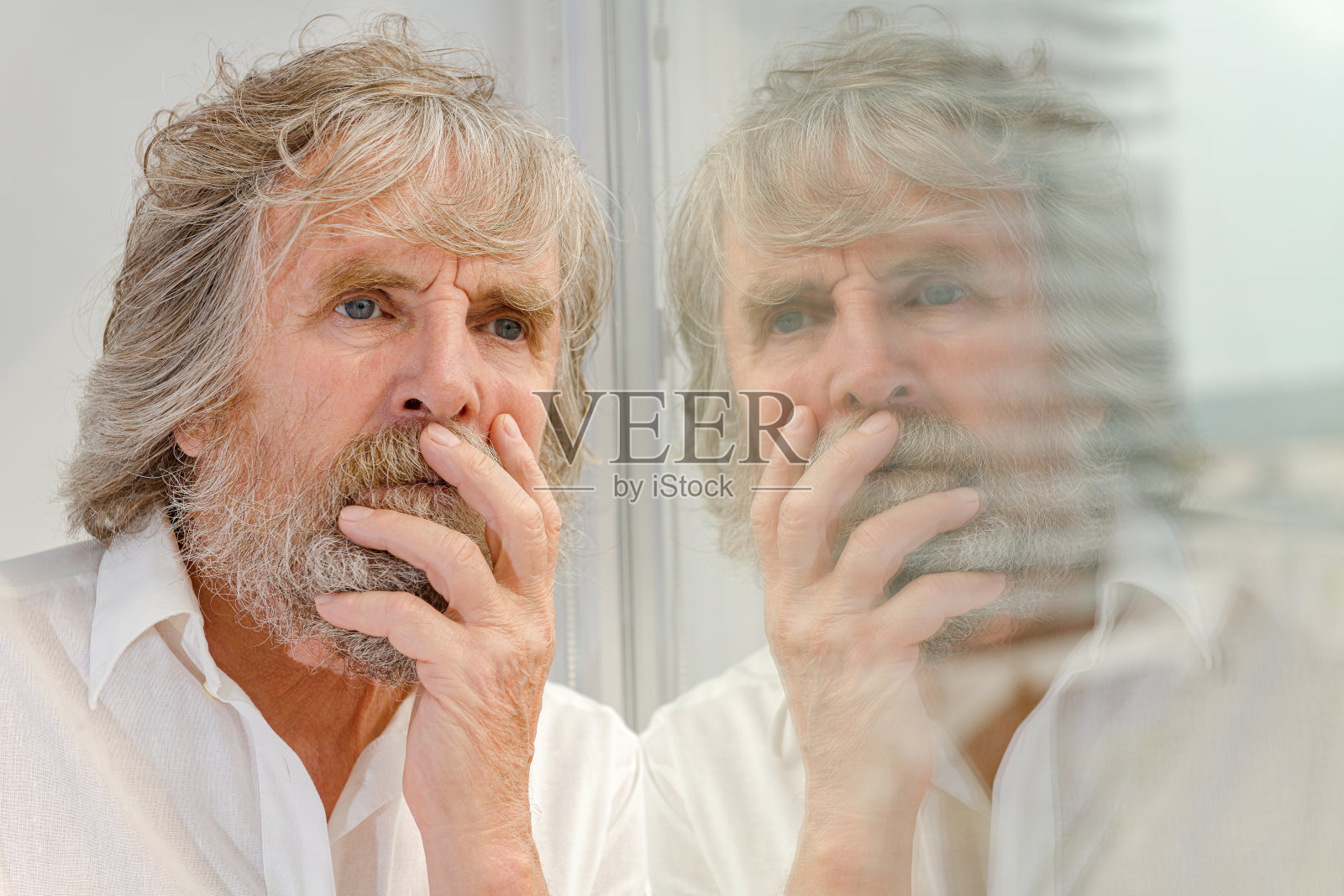 关切的成熟男子望着窗外，新冠肺炎，斯洛文尼亚滨海照片摄影图片