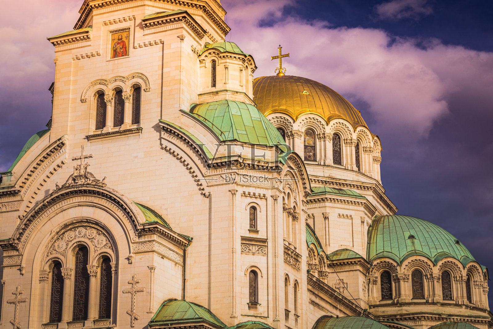 日落时分的圣亚历山大涅夫斯基大教堂——保加利亚索菲亚照片摄影图片