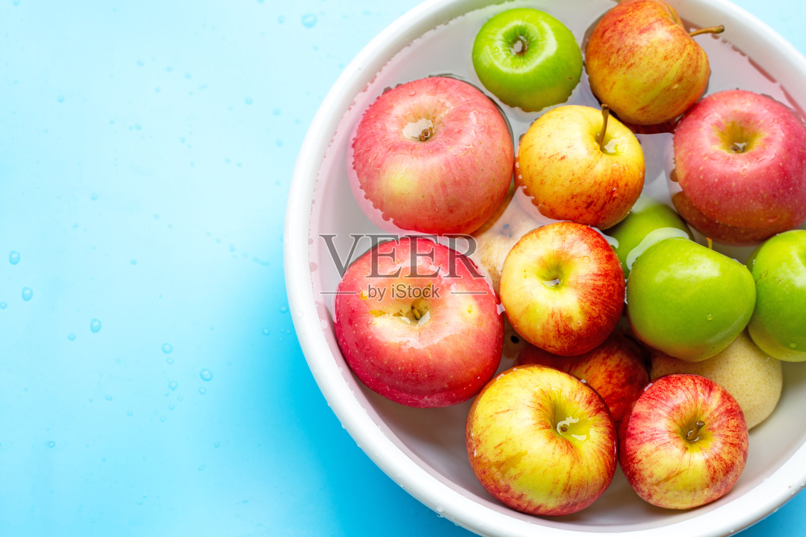 在水里洗新鲜的苹果照片摄影图片