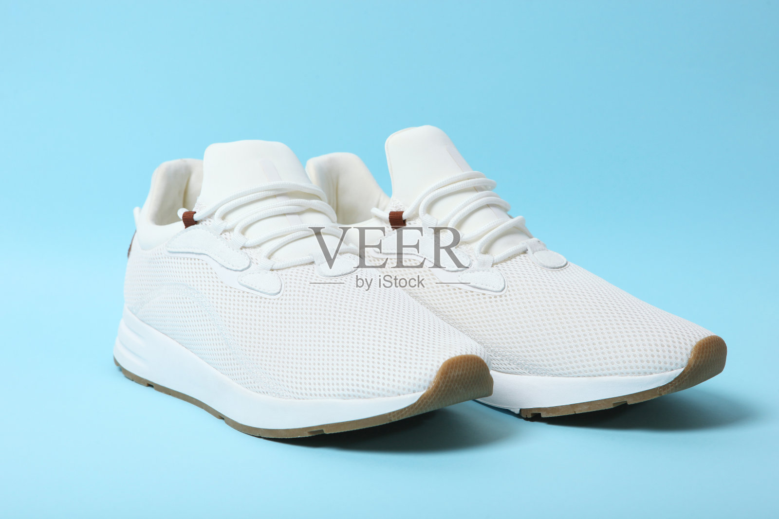 彩色背景的男士运动鞋。男人的鞋子。极简主义照片摄影图片