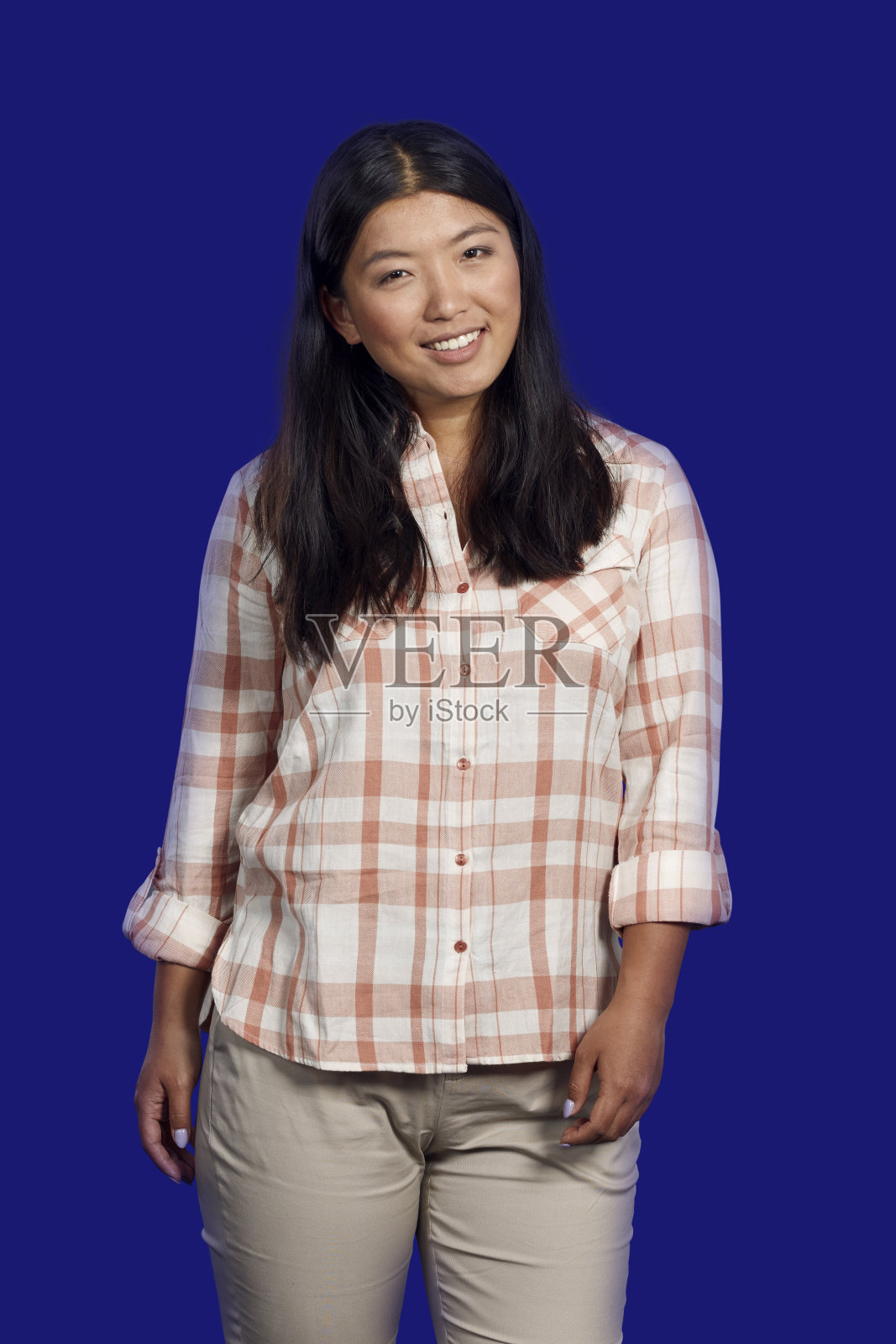 白色背景上的亚洲年轻女子的肖像照片摄影图片