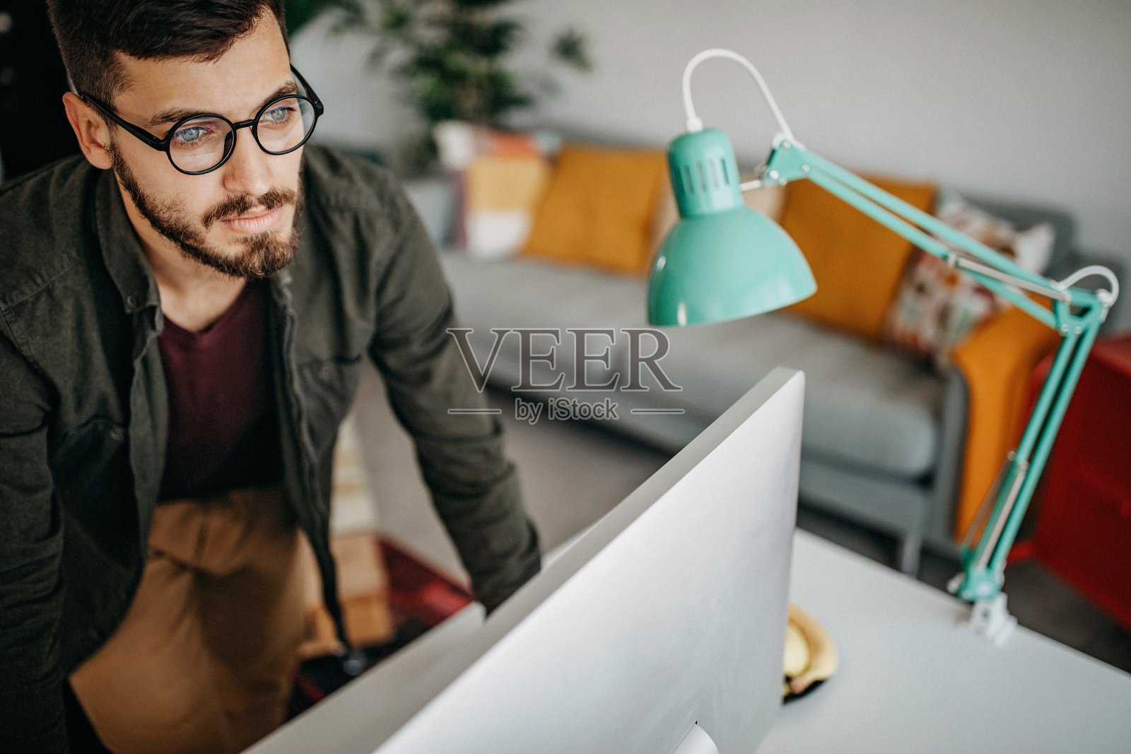 在家工作的男性照片摄影图片