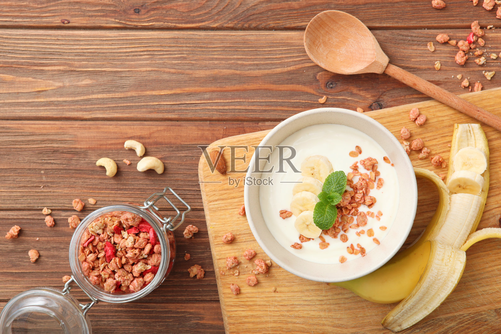 酸奶与水果，格兰诺拉麦片和坚果在桌面视图。健康早餐，天然酸奶。照片摄影图片