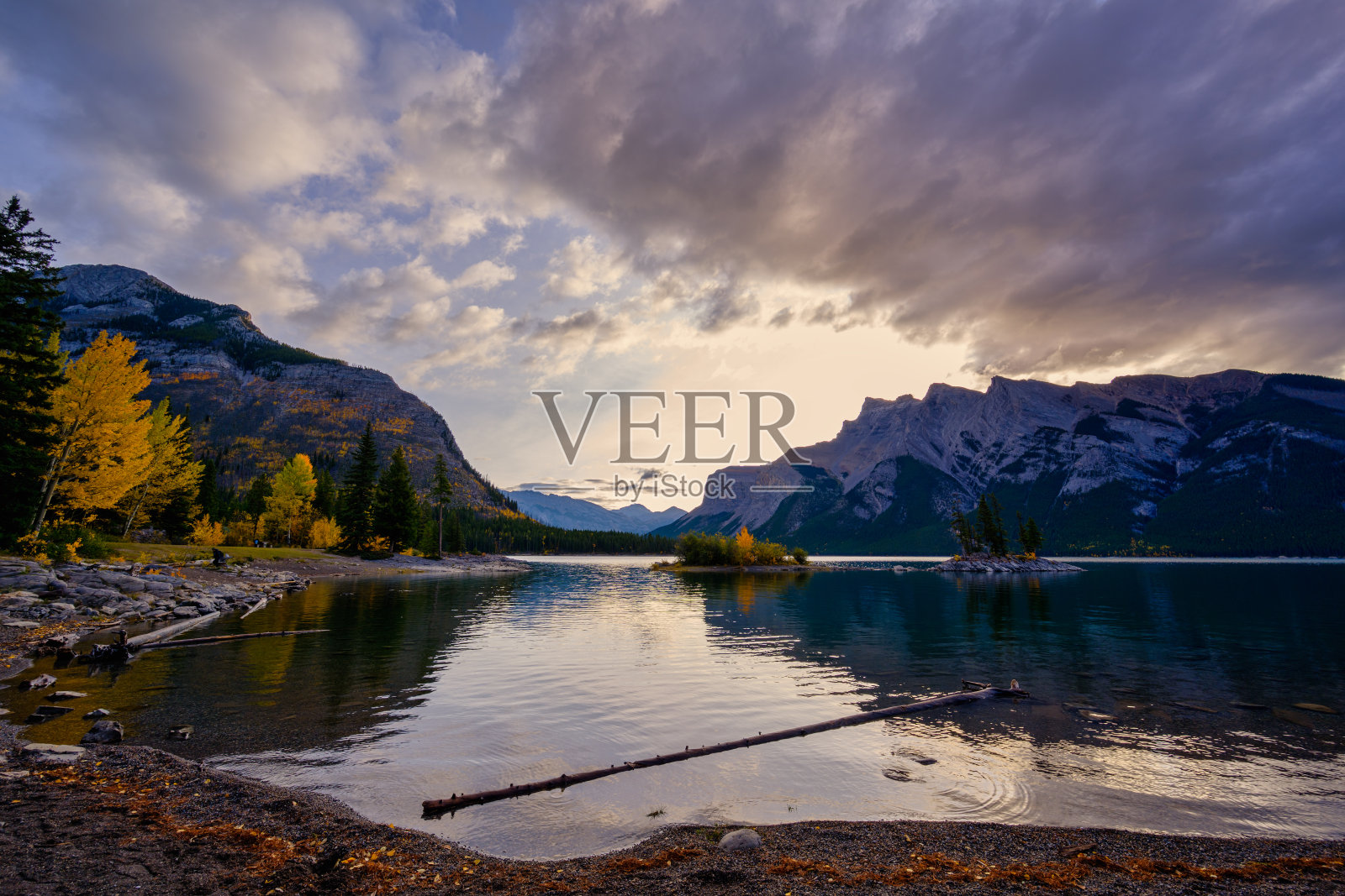 明尼旺卡湖班夫，阿尔伯塔加拿大旅游目的地照片摄影图片